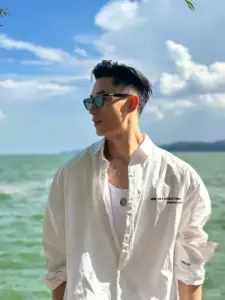 Tấm chân dung nghiêng bắt mái tóc ướt, áo sơ mi mở cổ và ánh mắt xa
