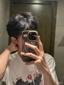 Đường chạy sáng sớm có chàng trai thể thao mặc tank top xám thở sau vận động