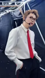 Chàng hot boy Việt diện sơ mi trắng cà vạt đỏ, đeo kính trong hậu trường sân khấu