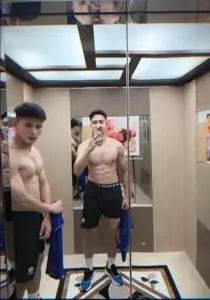 Selfie phòng thay đồ có hai chàng mỹ nam Việt, cơ bụng nổi bật dưới ánh đèn vàng