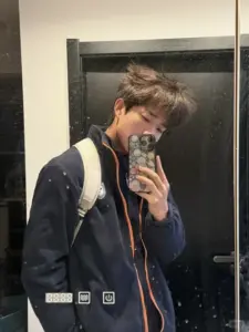 Tấm selfie gương của hot boy 2k9 trong thang máy, áo đen và balo gọn