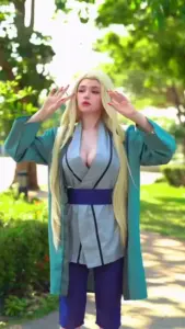 Tsunade chống tay lên hông giữa bãi biển, dáng đứng tự tin đúng chất nữ thủ lĩnh