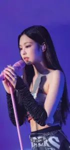 Khoảnh khắc dành cho Blink có cô gái cầm micro, váy sequin sáng và nụ cười sân khấu