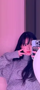 Góc selfie gương của Kim Jisoo phủ ánh tím, áo len xám mềm và tóc dài buông