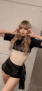 Báu vật Thái Lan trong concept Rockstar nổi bật với kiểu pose mạnh và outfit đen bạc