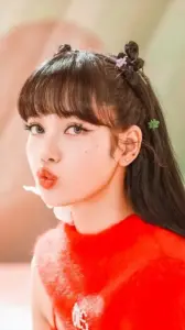 Khung ảnh thời trang Celine ghi lại Lisa nhìn nghiêng, tóc suôn và biểu cảm lạnh