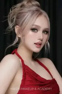 Chân dung tóc vàng trong áo đỏ làm nổi bật đôi mắt to và phong cách trang điểm sắc nét
