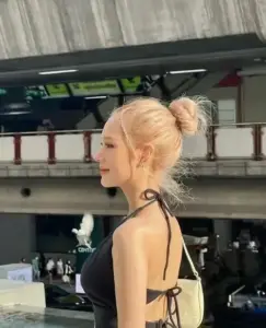 Nhìn nghiêng ở sân bay, Xoài Non bikini đen dây mảnh khoe tóc búi gọn và dáng thanh thoát